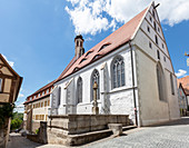 Brunnen und St. Johannis Kirche in Rothenburg ob der Tauber, Mittelfranken, Bayern, Deutschland