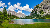 Blick auf den Seebensee mit dem Wettersteingebirge im Hintergrund, Ehrwald, Tirol, Österreich