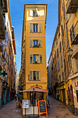 Schmales Gebäude in der Altstadt (Vieux-Nizza) in der Nähe des Rossetti-Platzes, Nizza, Alpes Maritimes, Côte d'Azur, Französische Riviera, Provence, Frankreich, Mittelmeer, Europa