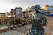Ansicht der Gansey Girl Statue und des Hafens bei Sonnenuntergang, Bridlington, East Yorkshire, England, Vereinigtes Königreich, Europa
