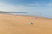 Ansicht von Whitby Beach an einem sonnigen Tag, Whitby, Yorkshire, England, Vereinigtes Königreich, Europa
