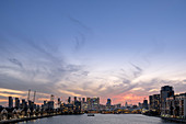 Skyline von London in der Abenddämmerung mit Canary Wharf und den Finanzbezirken der Stadt London, der Emirates-Seilbahn und dem Victoria Dock, London, England, Vereinigtes Königreich, Europa