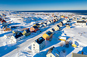 Reihen traditioneller bunter Häuser bedeckt mit Schnee, Luftbild, Berlevag, Varanger-Halbinsel, Troms og Finnmark, Norwegen, Skandinavien, Europa