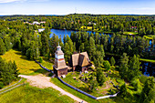 Luftaufnahme der alten Kirche von Petajavesi, Petaejeveden (Petajavesi), Finnland, Europa