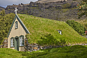 Historische isländische Architektur, eine Kirche aus dem 18. Jahrhundert in Litla Hof, in der Nähe von Skaftafell, nahe der Südküste Islands, Polarregionen