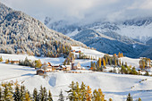 Winterschnee, Dorf St. Magdalena, Geisler Spitzen, Val di Funes, Dolomiten, Trentino-Südtirol, Südtirol, Italien