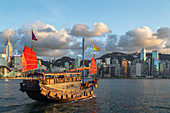 Junk-Boot und Skyline von Hong Kong Island, Hong Kong, China, Asien