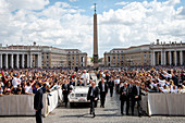 Papst Franziskus segnet die Gläubigen am Ende seiner heiligen Messe anlässlich des Welttags der Migranten und Flüchtlinge im Vatikan, in Rom, Latium, Italien und Europa
