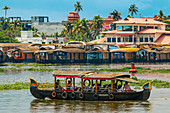 Ausflugsboot und Hausboote für die beliebten Rückstaukreuzfahrten, eine wichtige Touristenattraktion, Alappuzha (Alleppey), Kerala, Indien, Asien