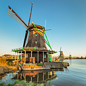 Windmühle und Boot auf dem Fluss Zaan, Freilichtmuseum, Zaanse Schans, Zaandam, Nordholland, Niederlande, Europa