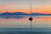 Segelboot bei Sonnenuntergang, Chiemsee und Chiemgau-Alpen, Oberbayern, Deutschland, Europa