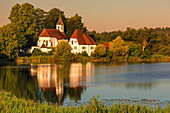 St. Walburgis-Kirche in der Abtei Seeon am Seeoner See See bei Sonnenaufgang, Chiemgau, Chiemgau-Alpen, Oberbayern, Deutschland, Europa