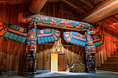 Geschnitzte Totems, The Big House, Klemtu, Kitasoo Xai Xais-Gemeinde der First Nations, Great Bear Rainforest, Britisch-Kolumbien, Kanada, Nordamerika
