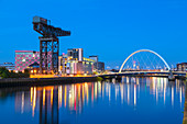 Finnieston Crane und Clyde Arc Bridge, Fluss Clyde, Glasgow, Schottland, Vereinigtes Königreich, Europa