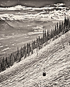 Ski-Gondel und verschneiter Berghang