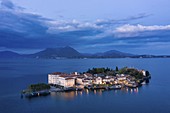 Luftaufnahme von Isola Bella in der Dämmerung, Lago Maggiore, Provinz Verbano Cusio Ossola, Piemont, Italien, Europa