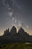 Die Milchstraße leuchtet am Sommernachthimmel über dem Tre Cime di Lavaredo, Dolomiti, Gemeinde Auronzo di Cadore und Dobbiaco, Provinz Belluno und Bozen, Venetien und Trentino-Südtirol, Italien, Europa