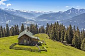 Achselbodenhütte mit dem Wipptal im Hintergrund, Innsbruck, Tirol, Österreich, Europa