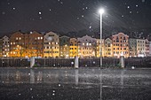 Marktplatz an einem schneebedeckten windigen Abend, Innsbruck, Tirol, Österreich, Europa