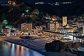 Nacht auf dem Dorf Monterosso al Mare, Nationalpark Cinque Terre, Gemeinde Monterosso al Mare, Provinz La Spezia, Bezirk Ligurien, Italien, Europa