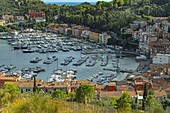 Die Bucht von Porto Ercole von der Festung Filippo aus gesehen. Porto Ercole, Grosseto, Toskana, Italien, Europa