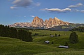 Enrosadira an der Alpe di Siusi und ihren Hütten, Seiser Alm, Castelrotto, Bozen, Trentino Südtirol, Italien, Südeuropa