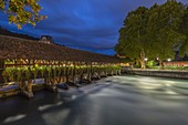 Die Obere Schleuse Brucke beleuchtet nachts, Thun, Kanton Berna, Oberland, Schweiz, Westeuropa
