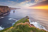 Blick auf einen Sonnenuntergang an den Cliffs of Moher. Grafschaft Clare, Provinz Munster, Irland, Europa.
