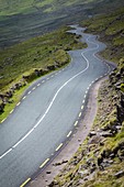Ansicht der kurvenreichen Straße des Conor Pass (Connor Pass), Dingle Peninsula, Grafschaft Kerry, Provinz Munster, Republik Irland, Europa.