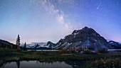 Kanada, Alberta, Icefields Parkway, Banff National Park, Bow Lake: Die Milchstraße über den Bergen spiegelt sich im See