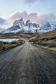 Südamerika, Chile, Patagonien, Nationalpark Torres del Paine: ikonische Ansicht auf der Straße
