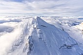 Luftaufnahme von Tofana di Rozes bedeckt mit Schnee, Dolomiten, Provinz Belluno, Venetien, Italien