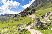 Rifugio Sandro Pertini Hütte im Sommer entlang des Weges um die Sassolungo Gruppe, Dolomiten, Val di Fassa, Trentino, Italien