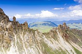 Luftaufnahme der Felsspitzen Denti di Terrarossa und der grünen Wiesen der Alpe di Siusi / Seiser Alm, Dolomiten, Südtirol, Italien