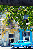 Blauer Oldtimer in den Straßen von Havanna, Kuba