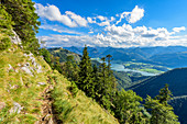 Purtschellersteig im Schafbergmassiv mit Blick auf den Vormauerstein und den Wolfgangsee im Salzkammergut, Österreich