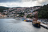 Ausflugsboote am Pier mit Stadt dahinter, Rabac, Istrien, Kroatien, Europa