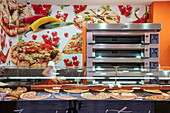 Pizza zum Verkauf an einer Snackbar in der Altstadt, Zadar, Zadar, Kroatien, Europa