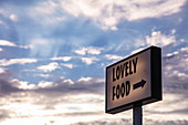 Beleuchtetes Schild mit der Aufschrift "Lovely Food" vor einem Restaurant, Vis, Vis, Split-Dalmatien, Kroatien, Europa
