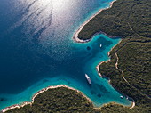 Luftaufnahme von Kreuzfahrtschiff in unberührter Bucht bei einem Halt zum Schwimmen für Passagiere, nahe Kampor, Primorje-Gorski Kotar, Kroatien, Europa