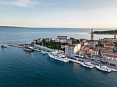 Luftaufnahme von Kreuzfahrtschiff, das neben der Altstadt festgemacht ist, Rab, Primorje-Gorski Kotar, Kroatien, Europa
