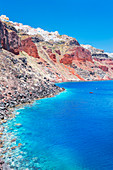 Oia Dorf thront auf Santorini Caldera Küste, Oia, Santorini, Kykladen, Griechenland