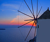 Windmühle bei Sonnenuntergang, Oia, Santorini, Kykladen, Griechenland