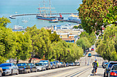 Radfahrer, die bergab fahren, San Francisco, Kalifornien, USA
