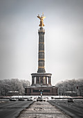 Blick auf die Siegessäule in Berlin mit Schnee, Berlin, Deutschland