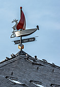 Blick auf die Schiff-Wetterfahne in der Altstadt von Lüneburg, Niedersachsen, Deutschland