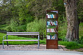 Parkbank und kostenlose Bücher an der Box einer Außenbibliothek, Frammersbach, Spessart-Mainland, Franken, Bayern, Deutschland, Europa