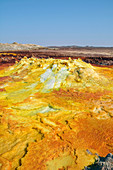 Äthiopien; Region Afar; Danakil Wüste; Danakil Senke; Geothermalgebiet Dallol; heiße Schwefelquellen; kegelartige Formation in intensiv gelben, roten und grünen Tönen