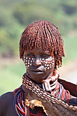 Äthiopien; südliches äthiopisches Hochland; Dorf Kolcho am Omo Fluss; junge Hamer Frau mit typischer Lockenfrisur und Schmuck; sog. Erstfrau, zu erkennen am massiven Halsreif mit Ornament