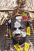 Äthiopien; Region der südlichen Nationen; südliches äthiopisches Hochland; Dorf Kolcho am Omo Fluss; Karo Frau mit Kopfschmuck und Gesichtsbemalung;